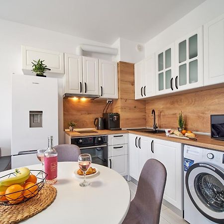 Cozy Apartment With Balcony On The Black Sea- Part Of The Family 'Vicki Apart Varna ภายนอก รูปภาพ