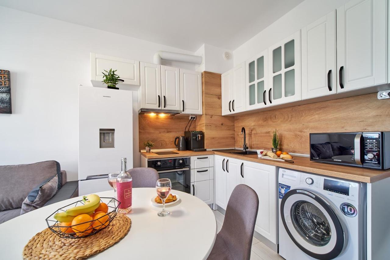 Cozy Apartment With Balcony On The Black Sea- Part Of The Family 'Vicki Apart Varna ภายนอก รูปภาพ
