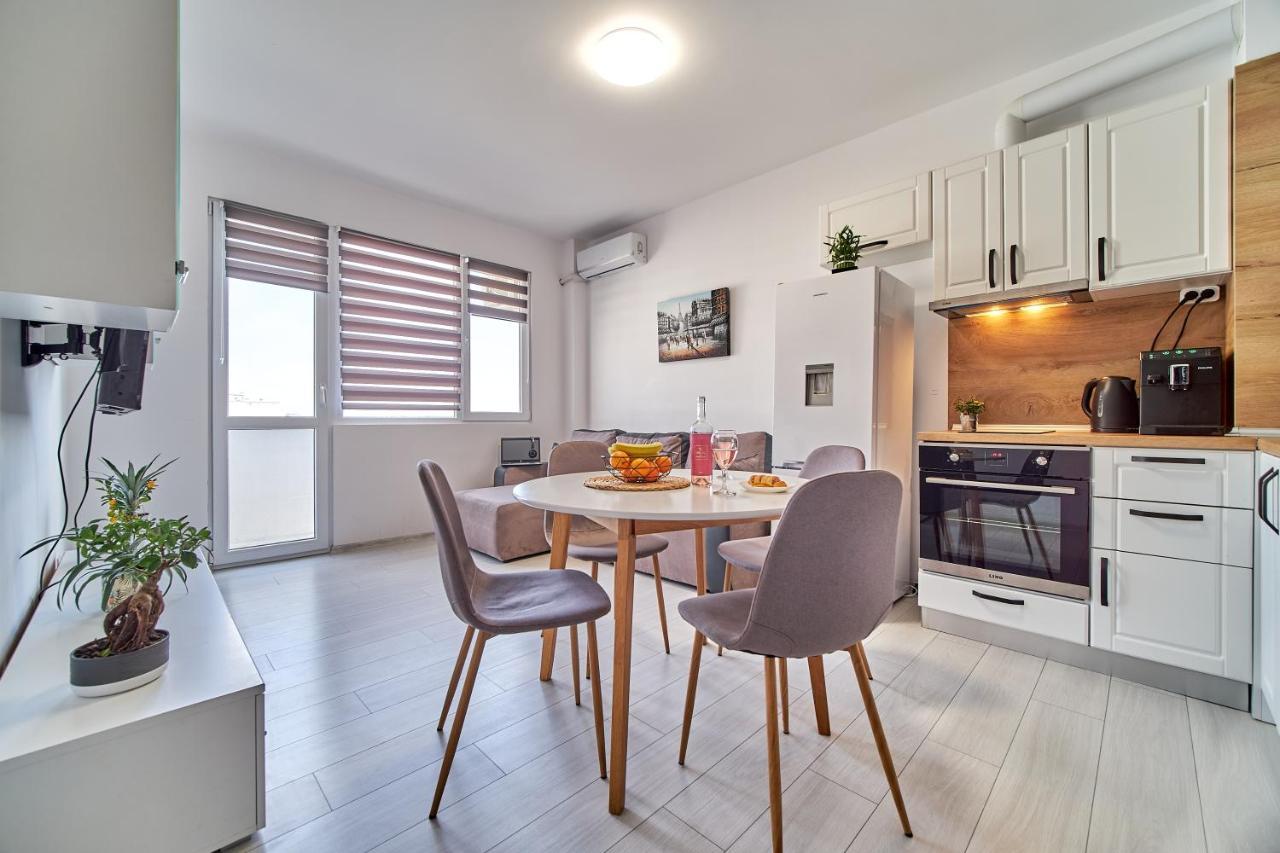 Cozy Apartment With Balcony On The Black Sea- Part Of The Family 'Vicki Apart Varna ภายนอก รูปภาพ