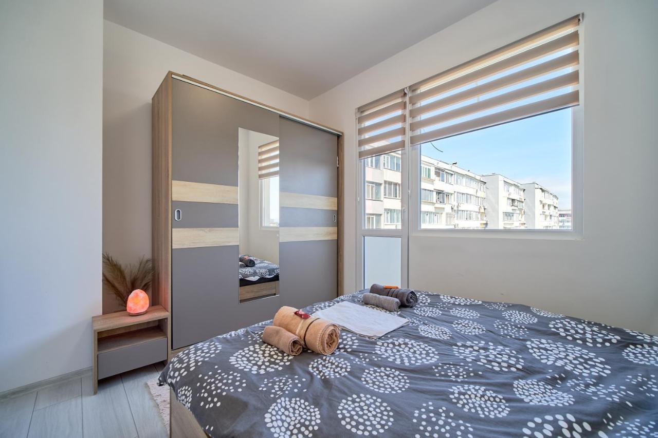 Cozy Apartment With Balcony On The Black Sea- Part Of The Family 'Vicki Apart Varna ภายนอก รูปภาพ